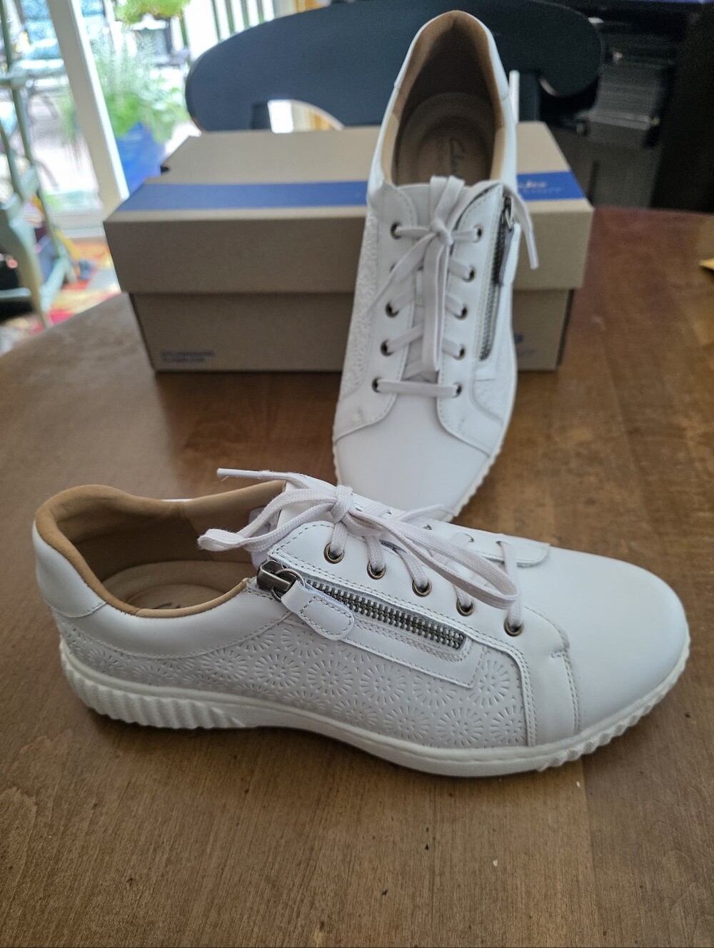 Clarks Women’s Cream Lace-Up Sneakers with Side Zip 9 1/2 Wide
